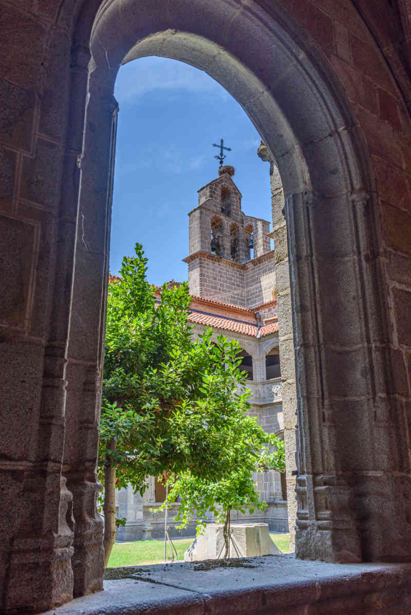 Ávila 100 - real monasterio de Santo Tomás - claustro del Silencio.jpg